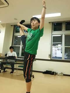 高々と足を上げる荻窪えきさん.jpg